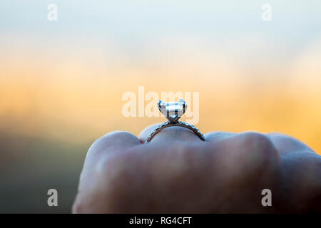 Bague en diamant d'engagement close up, Rome, Italie, Europe Banque D'Images