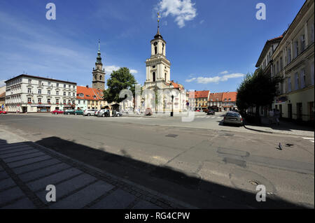 Hôtel de Ville (Ratusz), 1781, de style néo-classique, lampe de rue décorée de géraniums, Église de SS Pierre et Paul derrière, l'été, en bas, Swiebodzice Banque D'Images