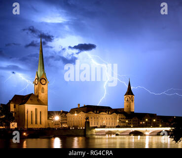 - Zurich avec lightning Fraumunster Banque D'Images