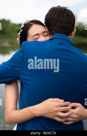 Loving couple hugging in the park close up Banque D'Images