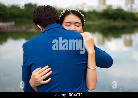 Loving couple hugging in the park close up Banque D'Images