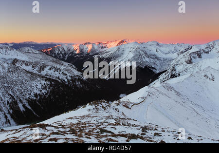 Panorama de Montagnes Tatra thewinter forme intéressante avec de la neige gelée. Silent Valley dans l'ouest des Tatras. Banque D'Images