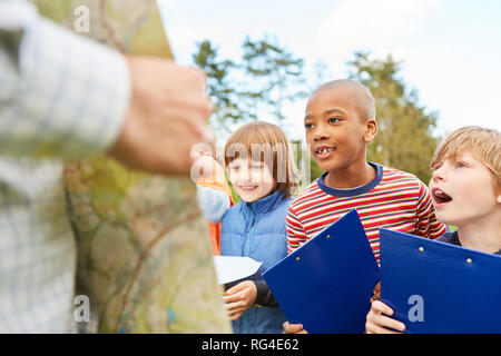 Les enfants comme des détectives et des explorateurs sur une chasse au trésor Chasse au trésor ou avec presse-papiers Banque D'Images