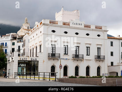 Casino Bar sur le front de mer de la ville catalane de Cadaques avec le clocher de l'église en arrière-plan Banque D'Images