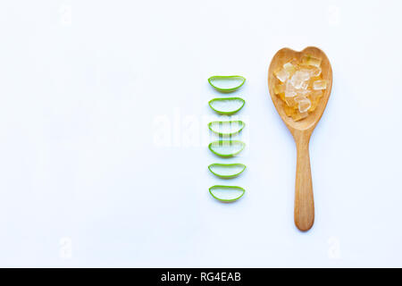 Les feuilles fraîches d'aloe vera aloe vera gel avec tranches sur fond blanc. copy space Banque D'Images