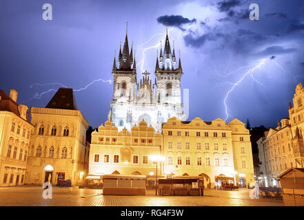 Place de la vieille ville de Prague, la cathédrale de Tyn à storm Banque D'Images