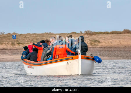 Personnes sur un bateau de Morston pour voir les phoques à Blakeney Point sur la côte de Norfolk Norrth. Banque D'Images