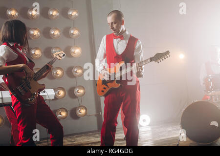 Duo de jeunes guitaristes en studio. Banque D'Images