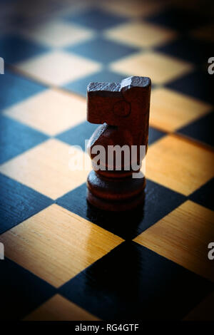 Gros plan d'une pièce d'échecs sur la carte, photo sombre, vignette Banque D'Images