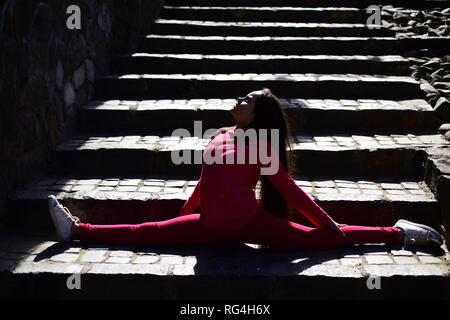 Obtenir ses muscles souples. Little girl doing split. Flexebility et remise en forme. Petit enfant girl stretching musculaire des jambes. Sur la formation des enfants d'athlétisme Banque D'Images