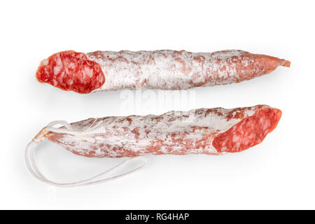 Saucisse traditionnel espagnol fumé coupé par deux close up. Isolé sur blanc, chemin de détourage inclus Banque D'Images