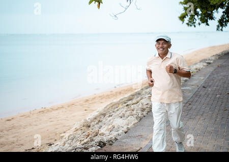 Mature asian man doing sport outdoor Banque D'Images