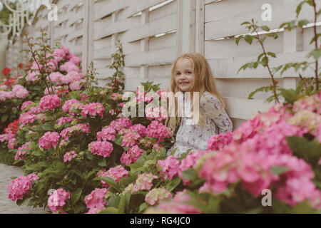 Les fleurs du printemps. L'enfance. Journée des enfants. Petite fille de bébé. Nouveau concept de vie. Maison de vacances de printemps. L'été. Les mères ou womens day. Petite fille à blooming Banque D'Images