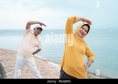 Couple musulman d'Asie et de l'exercice d'étirement ensemble Banque D'Images