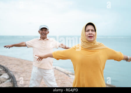 Couple musulman d'Asie et de l'exercice d'étirement ensemble Banque D'Images