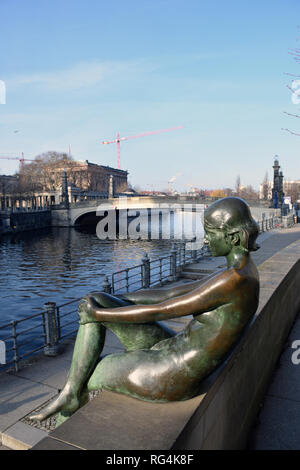 Trois filles et un garçon (Drei Madchen und ein Knabe) statues de bronze sur la Spree en face de l'île aux musées, Berlin, janvier 2019 Banque D'Images