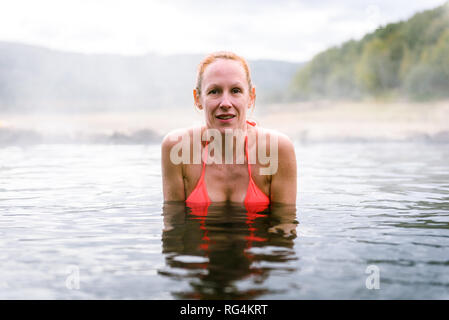 Femme se détend et bénéficie d'eau chaude thermale naturelle spa. Piscines extérieures et d'une salle de bains avec bain, l'usage du tabac de l'eau thermale et Hot spring de Aquis Querquen Banque D'Images