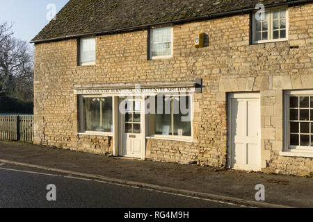 Exposition de mobilier en pin et de pays et d'une cuisine de pays basé dans une ancienne maison construite en pierre dans le village d'Elton, Cambridgeshire. Banque D'Images