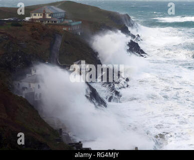 Newquay, Cornwall, UK. 27e Janvier 2019. Newquay, Cornwall, maisons et entreprises à Lewinnick cove fouetté par d'immenses mers par gale. Cornwall, le 27 janvier 2019. Météo France : Cornwall fouettés par des vents. Crédit : Robert Taylor/Alamy Live News Banque D'Images