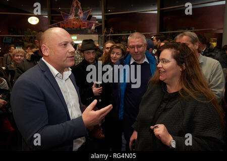 Berlin, Allemagne. 27 Jan, 2019. Après la projection du film 'Schindler's List', le parlement de l'État membre de l'AFD Joachim Paul parle de Lissi Pfeifer de Berlin l'association à propos du film 'Schindler's List' et veut qu'elle reste colorée. Le cinéma dans le Westerwald causé au départ une sensation dans le monde entier lorsqu'il a offert aux membres de l'AFD entrée libre. Crédit : Thomas Frey/dpa/Alamy Live News Banque D'Images