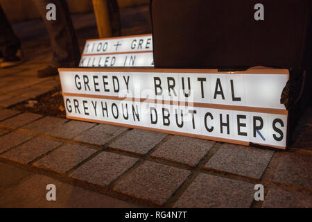 Londres, Royaume-Uni. 27 Jan, 2019. Manifestation nationale en cage à l'extérieur de l'hôtel Park Plaza où le Conseil d'Greyhound Grande-bretagne célèbrent avec un dîner d'honneur . Crédit : George Cracknell Wright/Alamy Live News Banque D'Images