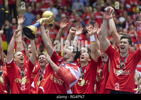 Herning, Danemark. 27 Jan, 2019. RASMUS LAUGE (11) détient le trophée qu'il célèbre avec ses coéquipiers après leur Danemark 31:22 gagner plus de la Norvège à l'IHF Mens Championnat du Monde de Handball 2019 Final . Credit : Lars Moeller/ZUMA/Alamy Fil Live News Banque D'Images