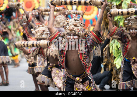 La Ville d'Iloilo, Philippines. 27 Jan, 2019. Le point culminant de Dinagyang, l'un des plus animés de la rue festivals de danse annuel aux Philippines a eu lieu dimanche avec dix des meilleures tribus Ati participant à la spectaculaire épreuve de force. Certains éléments de groupes numérotés jusqu'à 350 participants qui comprenaient drummers accessoiristes et danseurs. Credit : gallerie2/Alamy Live News Banque D'Images