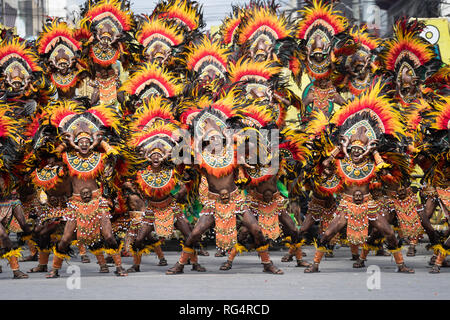 La Ville d'Iloilo, Philippines. 27 Jan, 2019. Le point culminant de Dinagyang, l'un des plus animés de la rue festivals de danse annuel aux Philippines a eu lieu dimanche avec dix des meilleures tribus Ati participant à la spectaculaire épreuve de force. Certains éléments de groupes numérotés jusqu'à 350 participants qui comprenaient drummers accessoiristes et danseurs. Credit : gallerie2/Alamy Live News Banque D'Images