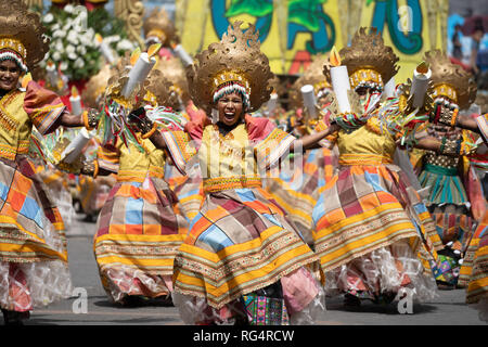 La Ville d'Iloilo, Philippines. 27 Jan, 2019. Le point culminant de Dinagyang, l'un des plus animés de la rue festivals de danse annuel aux Philippines a eu lieu dimanche avec dix des meilleures tribus Ati participant à la spectaculaire épreuve de force. Certains éléments de groupes numérotés jusqu'à 350 participants qui comprenaient drummers accessoiristes et danseurs. Credit : gallerie2/Alamy Live News Banque D'Images