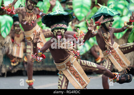 La Ville d'Iloilo, Philippines. 27 Jan, 2019. Le point culminant de Dinagyang, l'un des plus animés de la rue festivals de danse annuel aux Philippines a eu lieu dimanche avec dix des meilleures tribus Ati participant à la spectaculaire épreuve de force. Certains éléments de groupes numérotés jusqu'à 350 participants qui comprenaient drummers accessoiristes et danseurs. Credit : gallerie2/Alamy Live News Banque D'Images