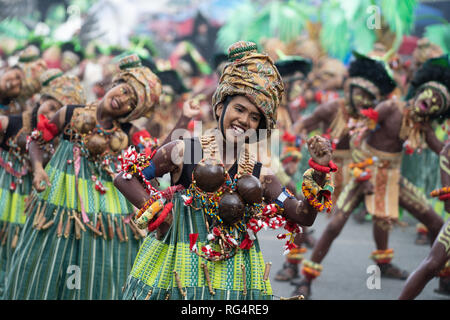 La Ville d'Iloilo, Philippines. 27 Jan, 2019. Le point culminant de Dinagyang, l'un des plus animés de la rue festivals de danse annuel aux Philippines a eu lieu dimanche avec dix des meilleures tribus Ati participant à la spectaculaire épreuve de force. Certains éléments de groupes numérotés jusqu'à 350 participants qui comprenaient drummers accessoiristes et danseurs. Credit : gallerie2/Alamy Live News Banque D'Images