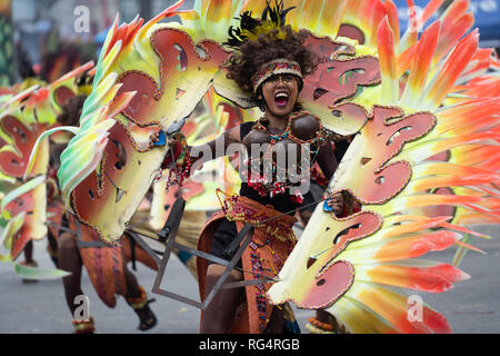 La Ville d'Iloilo, Philippines. 27 Jan, 2019. Le point culminant de Dinagyang, l'un des plus animés de la rue festivals de danse annuel aux Philippines a eu lieu dimanche avec dix des meilleures tribus Ati participant à la spectaculaire épreuve de force. Certains éléments de groupes numérotés jusqu'à 350 participants qui comprenaient drummers accessoiristes et danseurs. Credit : gallerie2/Alamy Live News Banque D'Images