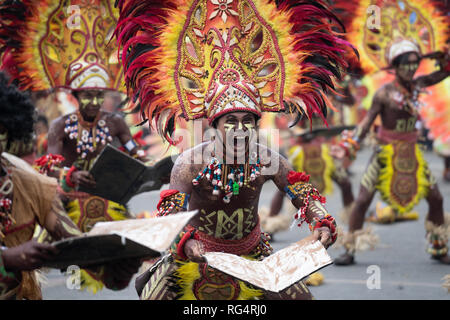 La Ville d'Iloilo, Philippines. 27 Jan, 2019. Le point culminant de Dinagyang, l'un des plus animés de la rue festivals de danse annuel aux Philippines a eu lieu dimanche avec dix des meilleures tribus Ati participant à la spectaculaire épreuve de force. Certains éléments de groupes numérotés jusqu'à 350 participants qui comprenaient drummers accessoiristes et danseurs. Credit : gallerie2/Alamy Live News Banque D'Images