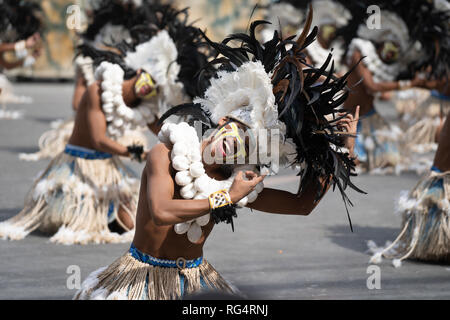 La Ville d'Iloilo, Philippines. 27 Jan, 2019. Le point culminant de Dinagyang, l'un des plus animés de la rue festivals de danse annuel aux Philippines a eu lieu dimanche avec dix des meilleures tribus Ati participant à la spectaculaire épreuve de force. Certains éléments de groupes numérotés jusqu'à 350 participants qui comprenaient drummers accessoiristes et danseurs. Credit : gallerie2/Alamy Live News Banque D'Images