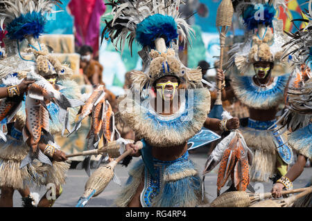 La Ville d'Iloilo, Philippines. 27 Jan, 2019. Le point culminant de Dinagyang, l'un des plus animés de la rue festivals de danse annuel aux Philippines a eu lieu dimanche avec dix des meilleures tribus Ati participant à la spectaculaire épreuve de force. Certains éléments de groupes numérotés jusqu'à 350 participants qui comprenaient drummers accessoiristes et danseurs. Credit : gallerie2/Alamy Live News Banque D'Images