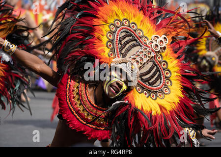 La Ville d'Iloilo, Philippines. 27 Jan, 2019. Le point culminant de Dinagyang, l'un des plus animés de la rue festivals de danse annuel aux Philippines a eu lieu dimanche avec dix des meilleures tribus Ati participant à la spectaculaire épreuve de force. Certains éléments de groupes numérotés jusqu'à 350 participants qui comprenaient drummers accessoiristes et danseurs. Credit : gallerie2/Alamy Live News Banque D'Images