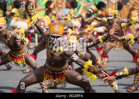 La Ville d'Iloilo, Philippines. 27 Jan, 2019. Le point culminant de Dinagyang, l'un des plus animés de la rue festivals de danse annuel aux Philippines a eu lieu dimanche avec dix des meilleures tribus Ati participant à la spectaculaire épreuve de force. Certains éléments de groupes numérotés jusqu'à 350 participants qui comprenaient drummers accessoiristes et danseurs. Credit : gallerie2/Alamy Live News Banque D'Images