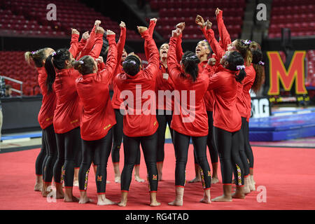 College Park, Maryland, USA. 31 Dec, 2015. L'équipe de gymnastique de l'Université du Maryland cheers avant la rencontre tenue au Centre d'Eurosport France de College Park, Maryland. Credit : Amy Sanderson/ZUMA/Alamy Fil Live News Banque D'Images