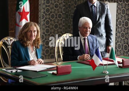 Alger. 28 janvier, 2019. La ministre de la justice algérien Tayeb Louh (R) et son homologue française, Nicole Belloubet signer un accord pour l'extradition des criminels entre les deux pays, à Alger, Algérie, le 27 janvier 2019. L'Algérie et la France le dimanche a signé une nouvelle convention pour l'extradition des criminels dans le cadre de la coopération judiciaire et de sécurité entre les deux pays. Source : Xinhua/Alamy Live News Banque D'Images