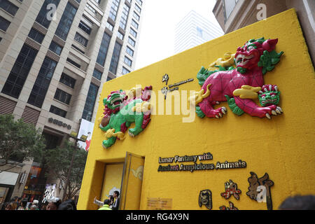 Hong Kong, Chine. 27 Jan, 2019. Une installation de bon augure d'animaux de la mythologie chinoise est perçue lors d'une foire à Times Square à Hong Kong, Chine du Sud, 27 janvier 2019. Avec un graphisme de connotation et de chance et de fortune, la foire a attiré de nombreux visiteurs. Credit : Wu Xiaochu/Xinhua/Alamy Live News Banque D'Images