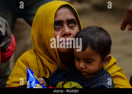 22 janvier 2019 - Tripura, Inde, 22 janvier 2018. Rohingya 31 qui étaient bloqués sur la frontière de l'Inde et du Bangladesh pour trois jours, se tiennent à l'Amtali de police après qu'ils ont été arrêtés par les forces de sécurité des frontières (FBS) et remis à la Police de Tripura, mardi. Les Rohingyas ont été arrêtés par les gardes-frontières du Bangladesh dans le no man's land, entre les frontières internationales de l'Inde et le Bangladesh le long de West Tripura district comme les deux pays ont refusé de les accepter, jusqu'à mardi matin lorsque le FSB a accepté de les arrêter et de les remettre à la police, mettant fin à une impasse avec t Banque D'Images