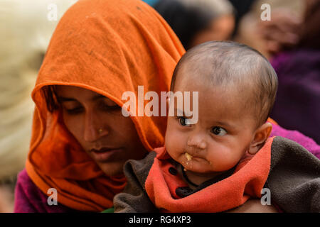 22 janvier 2019 - Tripura, Inde, 22 janvier 2018. Rohingya 31 qui étaient bloqués sur la frontière de l'Inde et du Bangladesh pour trois jours, se tiennent à l'Amtali de police après qu'ils ont été arrêtés par les forces de sécurité des frontières (FBS) et remis à la Police de Tripura, mardi. Les Rohingyas ont été arrêtés par les gardes-frontières du Bangladesh dans le no man's land, entre les frontières internationales de l'Inde et le Bangladesh le long de West Tripura district comme les deux pays ont refusé de les accepter, jusqu'à mardi matin lorsque le FSB a accepté de les arrêter et de les remettre à la police, mettant fin à une impasse avec t Banque D'Images