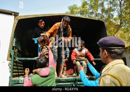 22 janvier 2019 - Tripura, Inde, 22 janvier 2018. Rohingya 31 qui étaient bloqués sur la frontière de l'Inde et du Bangladesh pour trois jours, se tiennent à l'Amtali de police après qu'ils ont été arrêtés par les forces de sécurité des frontières (FBS) et remis à la Police de Tripura, mardi. Les Rohingyas ont été arrêtés par les gardes-frontières du Bangladesh dans le no man's land, entre les frontières internationales de l'Inde et le Bangladesh le long de West Tripura district comme les deux pays ont refusé de les accepter, jusqu'à mardi matin lorsque le FSB a accepté de les arrêter et de les remettre à la police, mettant fin à une impasse avec t Banque D'Images