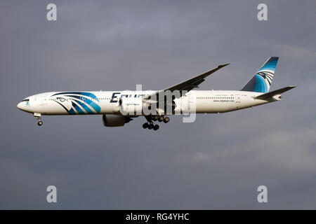 Un Boeing 777-300ER d'EgyptAir l'atterrissage à l'aéroport Heathrow de Londres. Banque D'Images