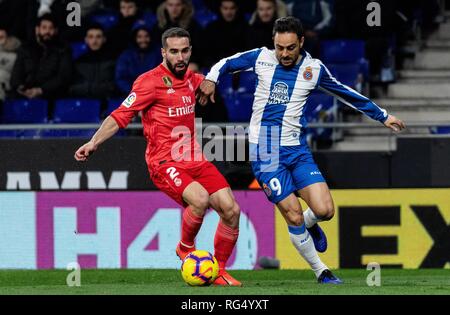 Barcelone, Espagne. 27 Jan, 2019. L'Espanyol est Sergio Garcia (R) rivalise avec le Real Madrid Dani Carvajal lors d'un match de championnat espagnol entre le Real Madrid et l'Espanyol de Barcelone, Espagne, le 27 janvier 2019. RCD Espanyol perdre 2-4. Credit : Joan Gosa/Xinhua/Alamy Live News Banque D'Images