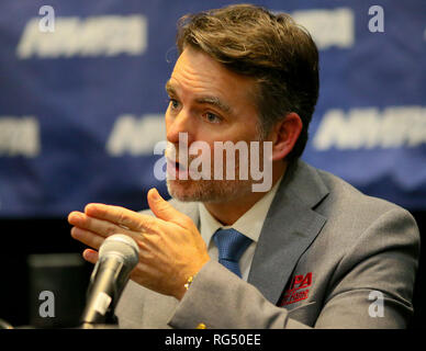 Charlotte, Caroline du Nord, USA. 27 Jan, 2019. Ancien pilote de NASCAR Jeff Gordon s'exprimant lors de son 2019 Sport Automobile National Press Association (NMPA) Cérémonie d'intronisation au Temple de la renommée conférence de presse le 27 janvier 2019 à Charlotte, N.C. Credit : Ed Clemente/ZUMA/Alamy Fil Live News Banque D'Images