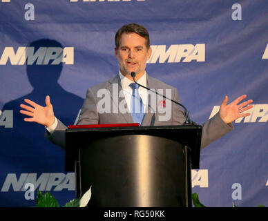 Charlotte, Caroline du Nord, USA. 27 Jan, 2019. Ancien pilote de NASCAR Jeff Gordon s'exprimant lors de sa cérémonie d'intronisation dans le National 2019 Motorsports Press Association (NMPA) Hall of Fame Le 27 janvier 2019 à Charlotte, N.C. Credit : Ed Clemente/ZUMA/Alamy Fil Live News Banque D'Images