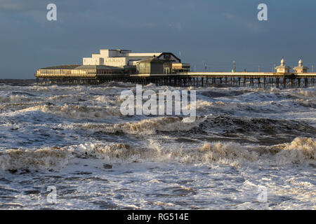 Blackpool, Lancashire. 27 Jan 2019. Météo britannique. Une mer à l'hôtel la pâte la jetée du Nord. /AlamyLiveNews MediaWorldImages Crédit : Banque D'Images