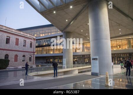 Une vue générale du musée de l'Acropole patio de l'extérieur de la nuit à Athènes. Banque D'Images