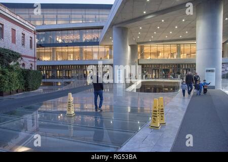 Une vue générale du musée de l'Acropole patio de l'extérieur de la nuit à Athènes. Banque D'Images